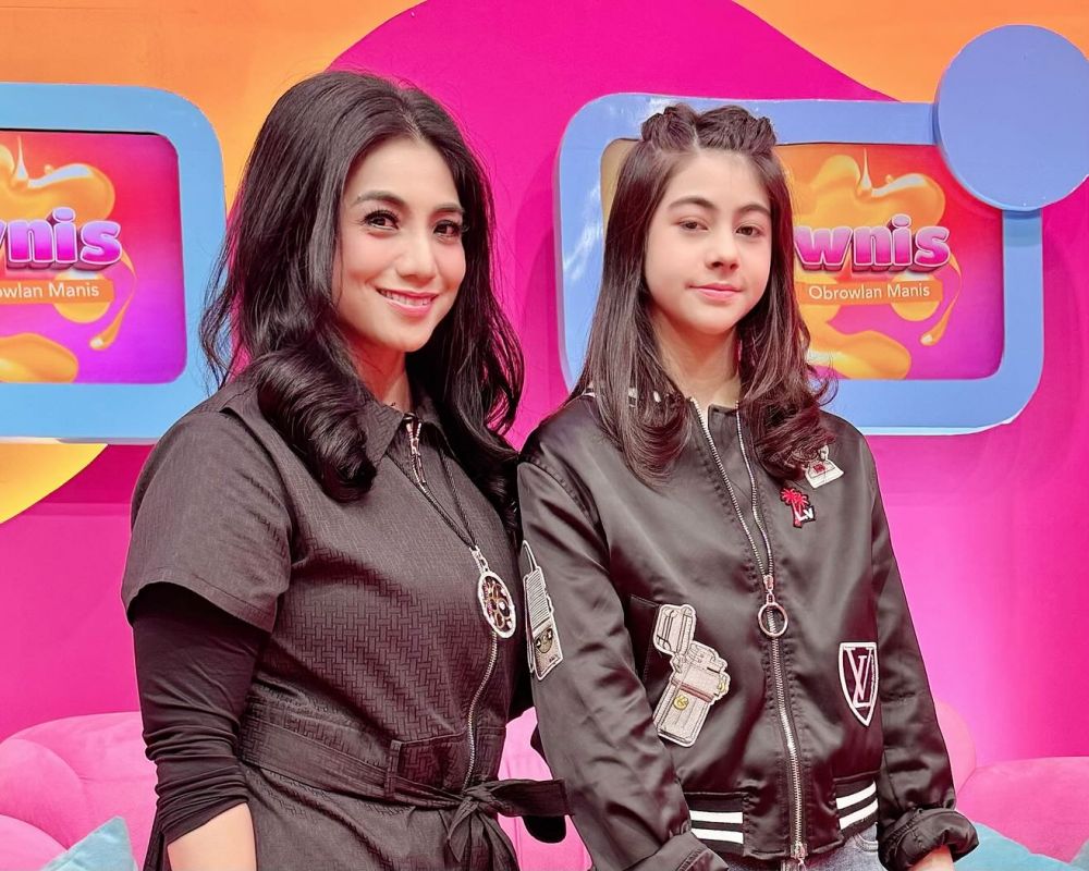 Sering kompakan baju dengan ibunda, ini 11 potret kompak Siti KDI dan putrinya yang beranjak remaja