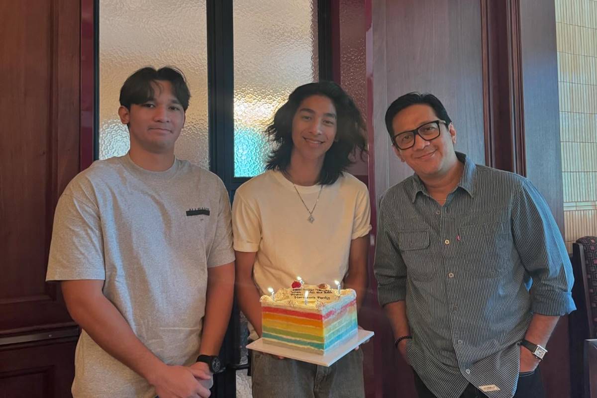 Lebih mirip kakak dan adik, 9 potret kebersamaan penyanyi pria bareng anak ini cool abis