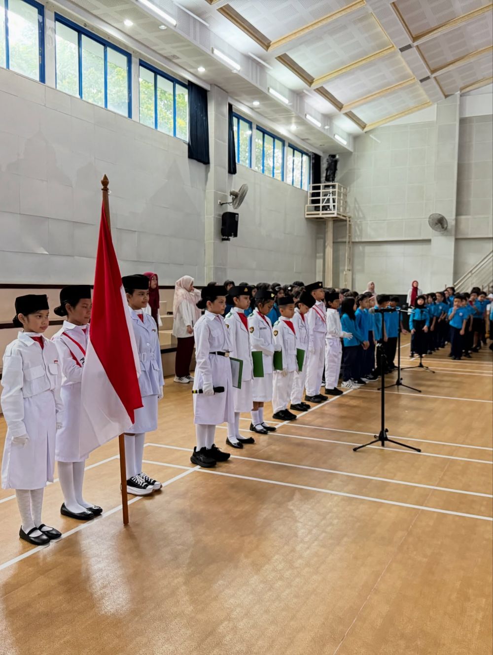 9 Potret Arsy Hermansyah bangga bisa jadi petugas upacara, lokasinya malah bikin salfok