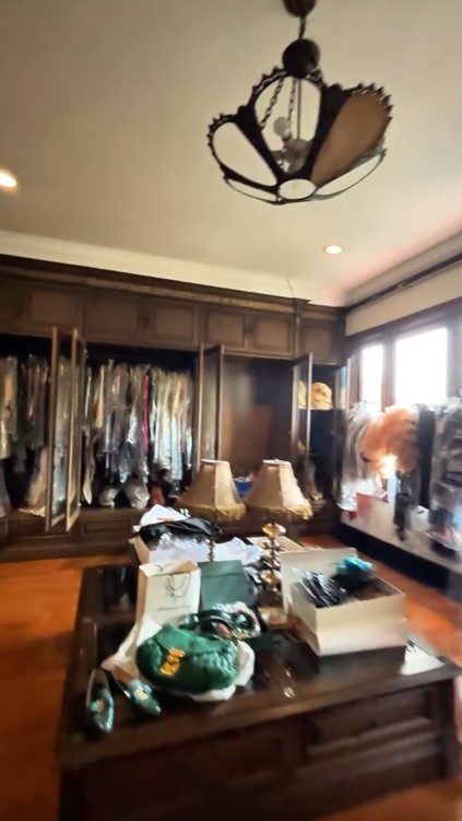9 Potret walk in closet penyanyi Sania ini bak butik elit, simpan heels kembaran diva internasional
