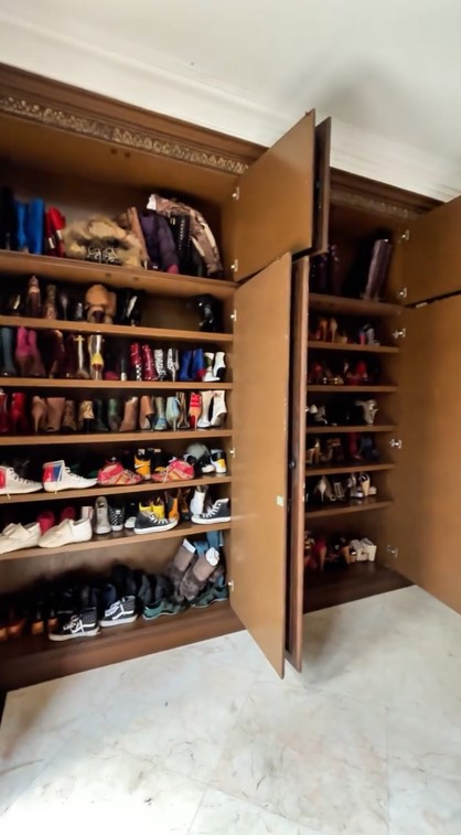 9 Potret walk in closet penyanyi Sania ini bak butik elit, simpan heels kembaran diva internasional