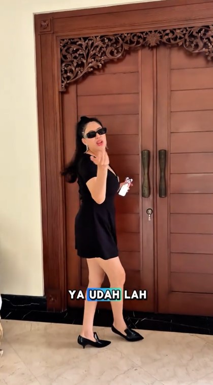 9 Potret walk in closet penyanyi Sania ini bak butik elit, simpan heels kembaran diva internasional