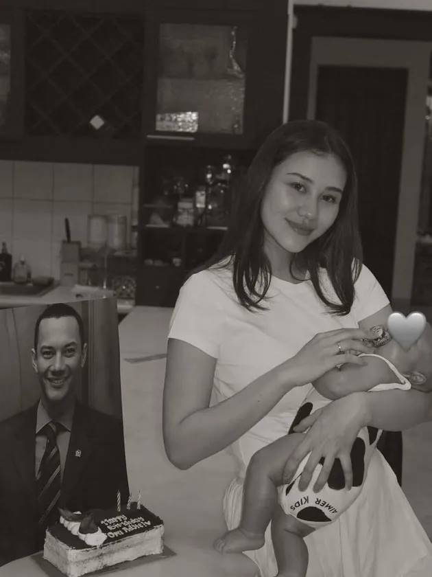 Kini berstatus new mom, ini 9 potret Aaliyah Massaid saat gendong baby Arash, gaya pakaiannya stylish