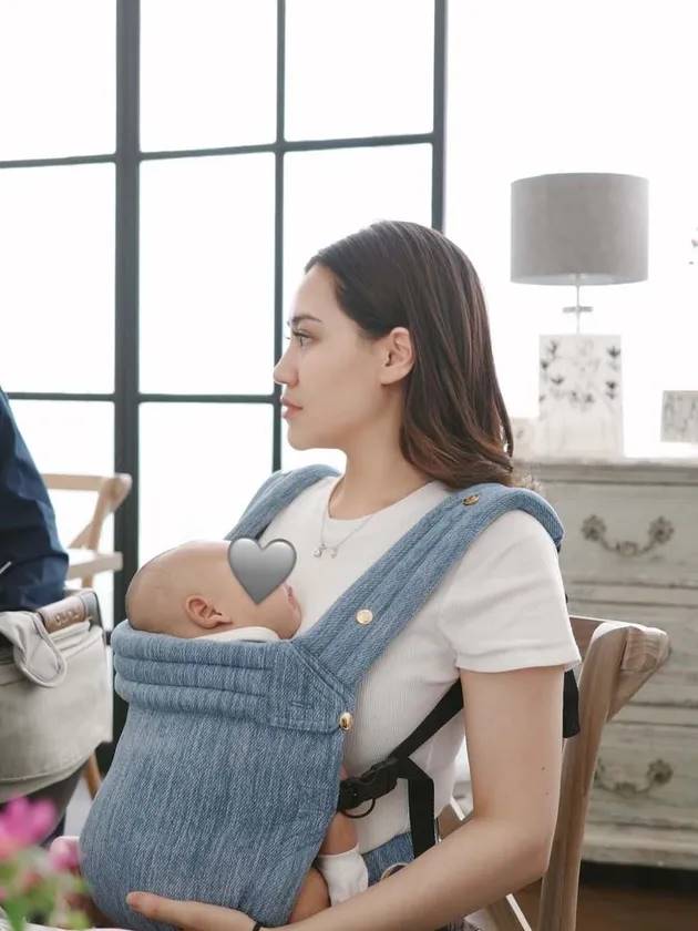 Kini berstatus new mom, ini 9 potret Aaliyah Massaid saat gendong baby Arash, gaya pakaiannya stylish