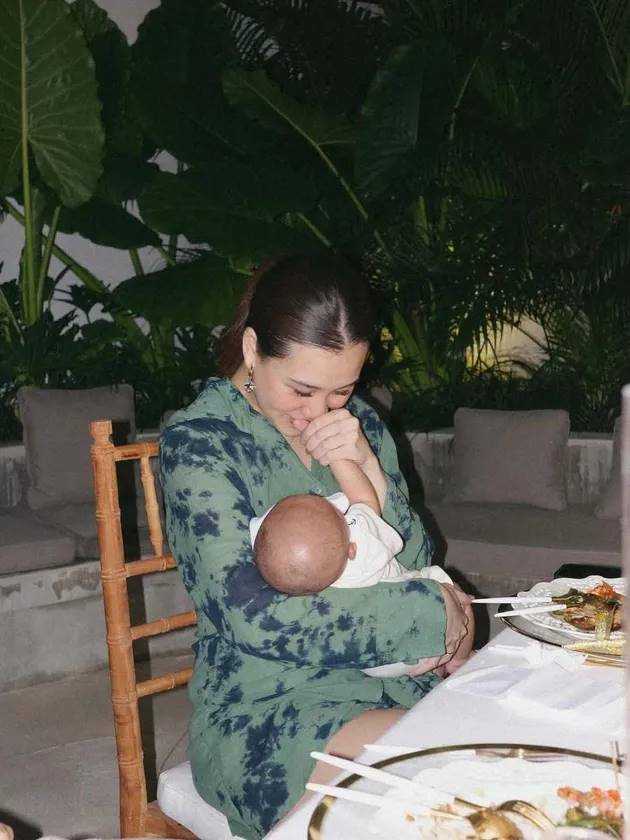 Kini berstatus new mom, ini 9 potret Aaliyah Massaid saat gendong baby Arash, gaya pakaiannya stylish