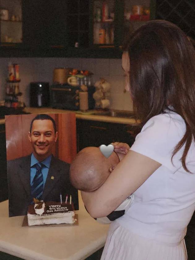 Kini berstatus new mom, ini 9 potret Aaliyah Massaid saat gendong baby Arash, gaya pakaiannya stylish