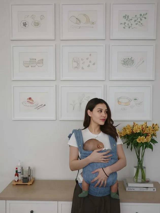 Kini berstatus new mom, ini 9 potret Aaliyah Massaid saat gendong baby Arash, gaya pakaiannya stylish