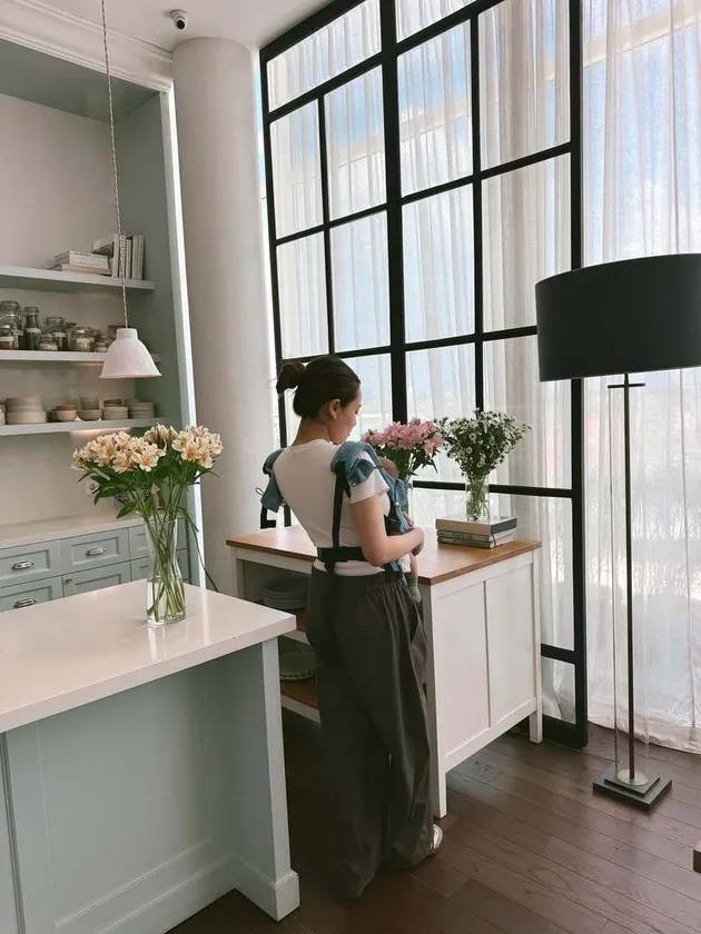 Kini berstatus new mom, ini 9 potret Aaliyah Massaid saat gendong baby Arash, gaya pakaiannya stylish