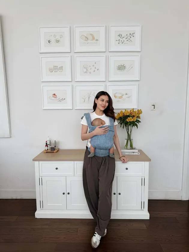 Kini berstatus new mom, ini 9 potret Aaliyah Massaid saat gendong baby Arash, gaya pakaiannya stylish