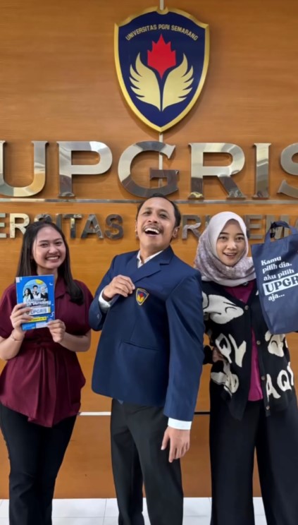 9 Potret Furry Setya 'Mas Pur' lulus sidang skripsi, 15 tahun kuliah S1 akhirnya kelar