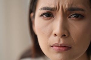 7 Cara cepat hilangkan garis halus di wajah, kulit awet muda seperti usia 20-an