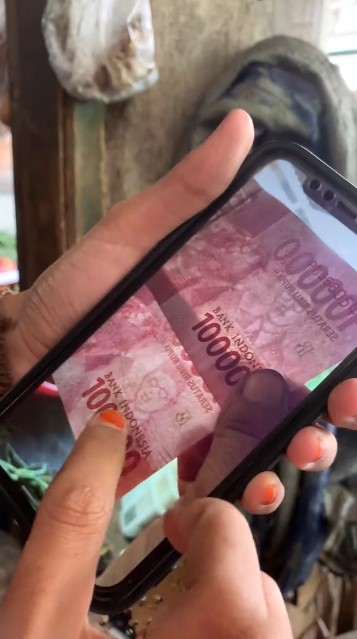 Marak uang palsu, penjaga warung ini tunjukkan bedanya dengan yang asli, saat diterawang bikin ngakak