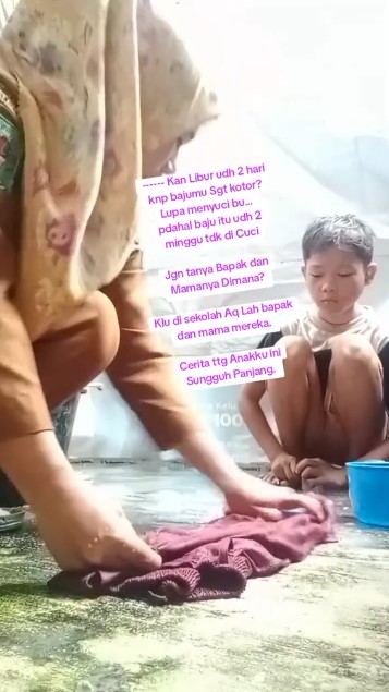 Salut! Bak orang tua sendiri, guru ini inisiatif cuci baju siswanya yang tidak dicuci 2 minggu