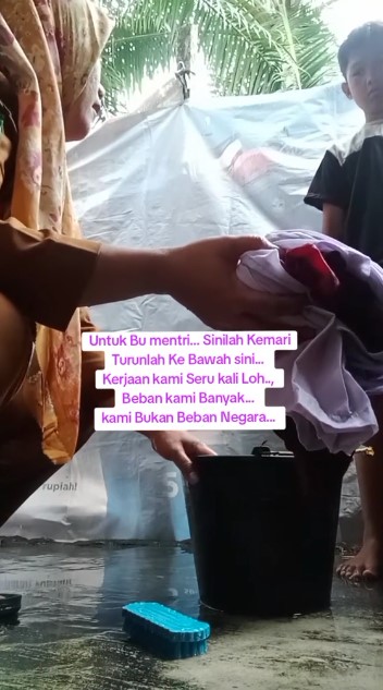 Salut! Bak orang tua sendiri, guru ini inisiatif cuci baju siswanya yang tidak dicuci 2 minggu