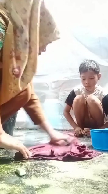 Salut! Bak orang tua sendiri, guru ini inisiatif cuci baju siswanya yang tidak dicuci 2 minggu