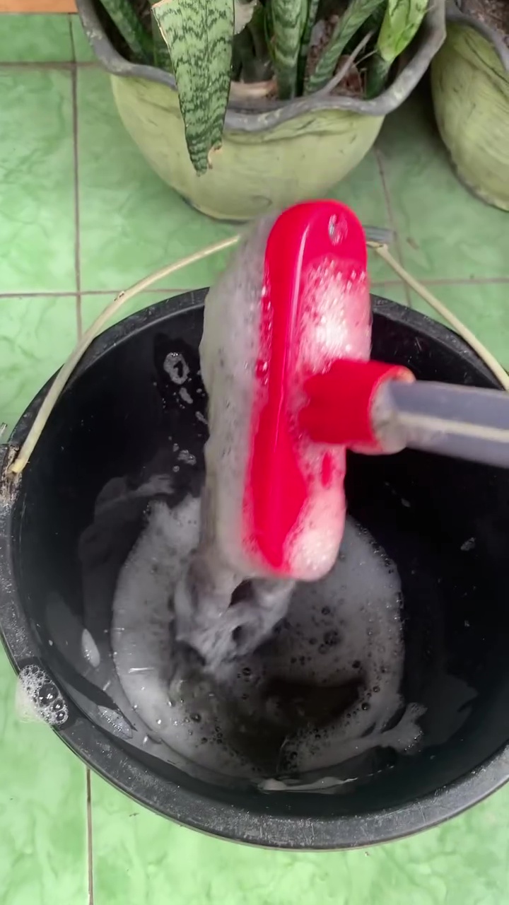 Kain pel bikin lantai bau amis? Bersihkan pakai sabun cuci piring dan 1 bumbu dapur agar wangi lagi