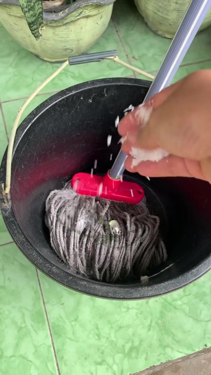 Kain pel bikin lantai bau amis? Bersihkan pakai sabun cuci piring dan 1 bumbu dapur agar wangi lagi