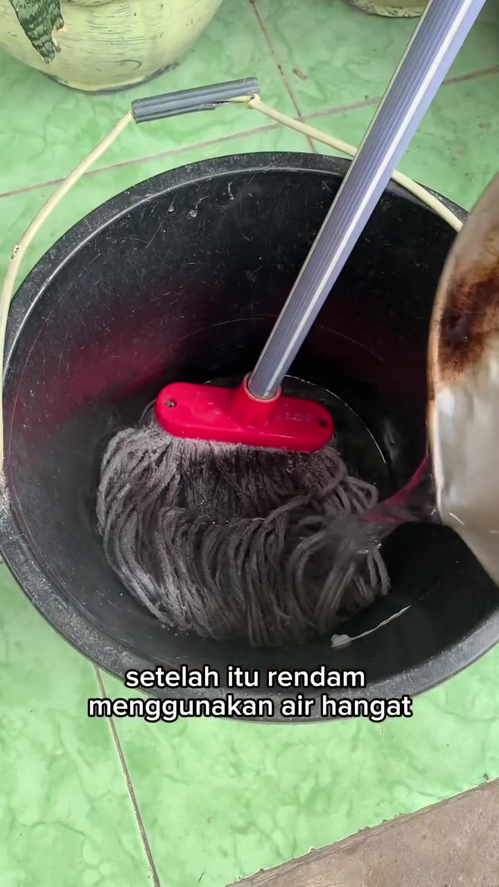 Kain pel bikin lantai bau amis? Bersihkan pakai sabun cuci piring dan 1 bumbu dapur agar wangi lagi