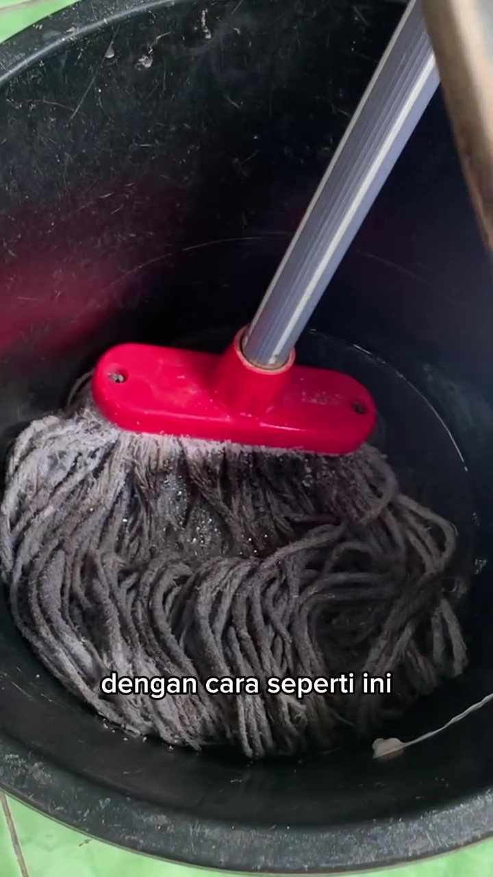 Kain pel bikin lantai bau amis? Bersihkan pakai sabun cuci piring dan 1 bumbu dapur agar wangi lagi