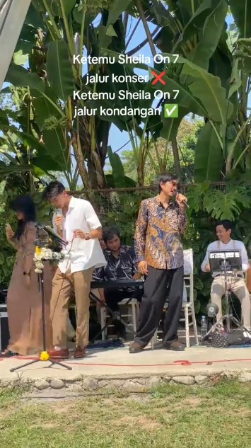 Tak ada fasilitas istimewa, ini 7 potret Duta SO7 rela panas-panasan nyanyi di acara kondangan