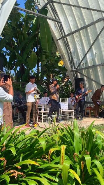 Tak ada fasilitas istimewa, ini 7 potret Duta SO7 rela panas-panasan nyanyi di acara kondangan