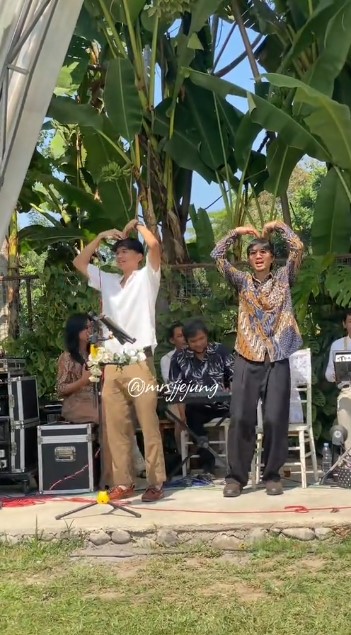 Tak ada fasilitas istimewa, ini 7 potret Duta SO7 rela panas-panasan nyanyi di acara kondangan