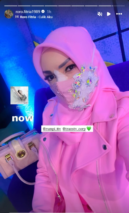 7 Potret Roro Fitria jalani operasi plastik hidung, ngaku demi kesehatan