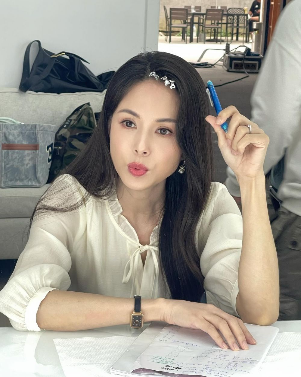 Paras Bibi Lung dinilai tak sesuai umur sampai pihak bandara curiga, 9 potretnya awet muda di usia 59