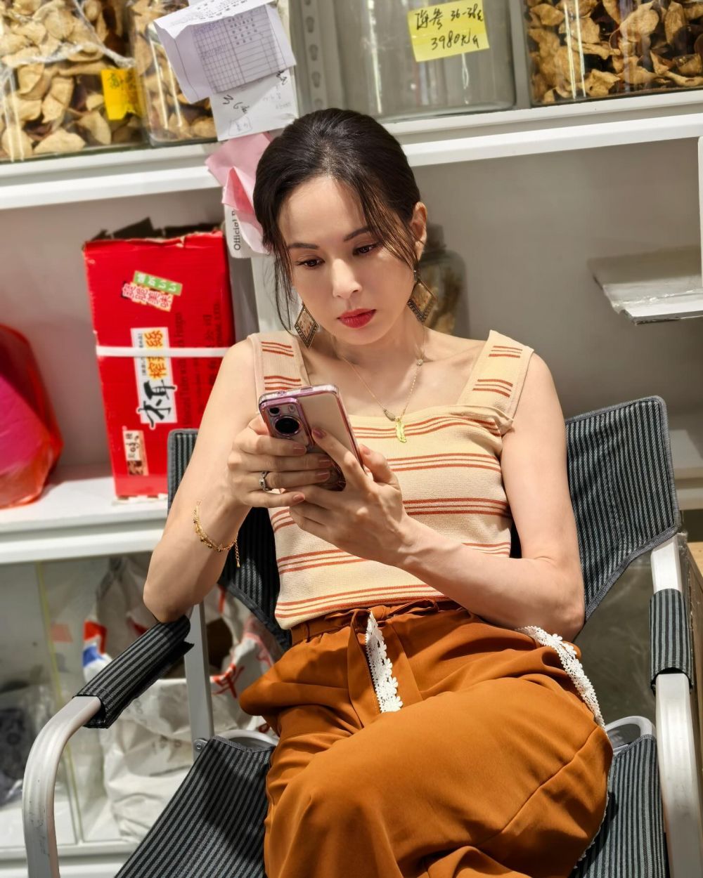 Paras Bibi Lung dinilai tak sesuai umur sampai pihak bandara curiga, 9 potretnya awet muda di usia 59