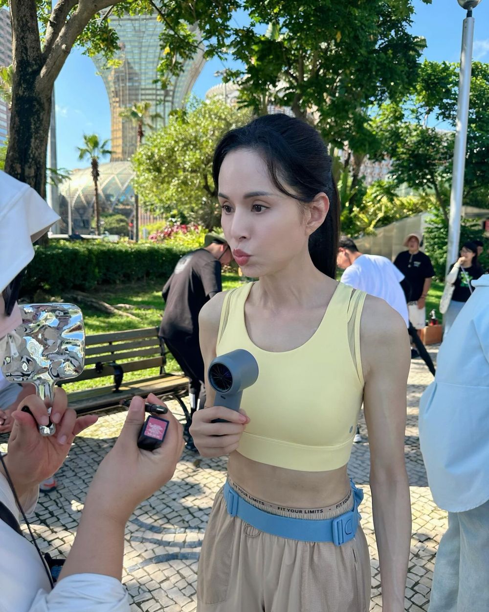 Paras Bibi Lung dinilai tak sesuai umur sampai pihak bandara curiga, 9 potretnya awet muda di usia 59