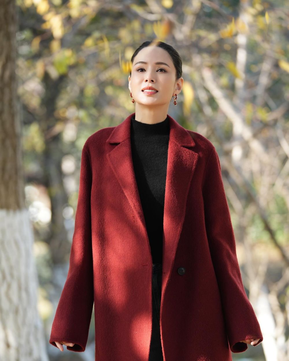 Paras Bibi Lung dinilai tak sesuai umur sampai pihak bandara curiga, 9 potretnya awet muda di usia 59