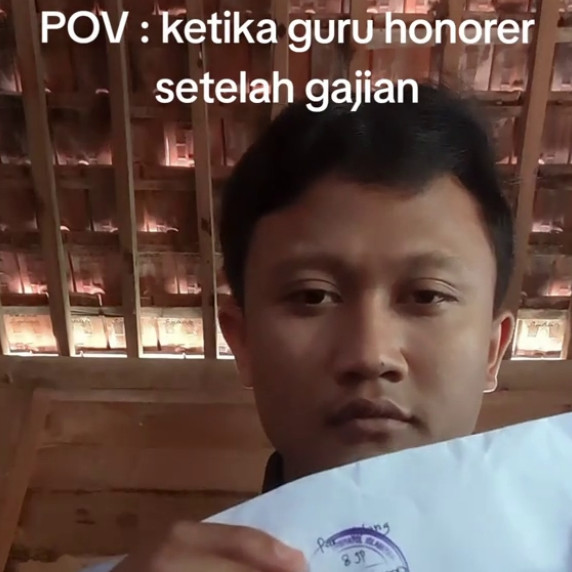 Guru honorer ini tunjukkan gaji sebulan yang langsung habis dalam seminggu, warganet sentil gaji DPR 