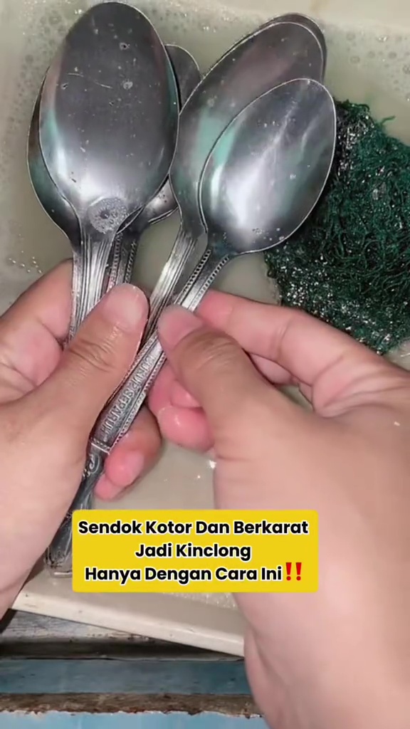 Punya sendok kotor dan berkarat? Jangan dibuang! Coba bersihkan pakai 2 bahan dapur ini biar kinclong