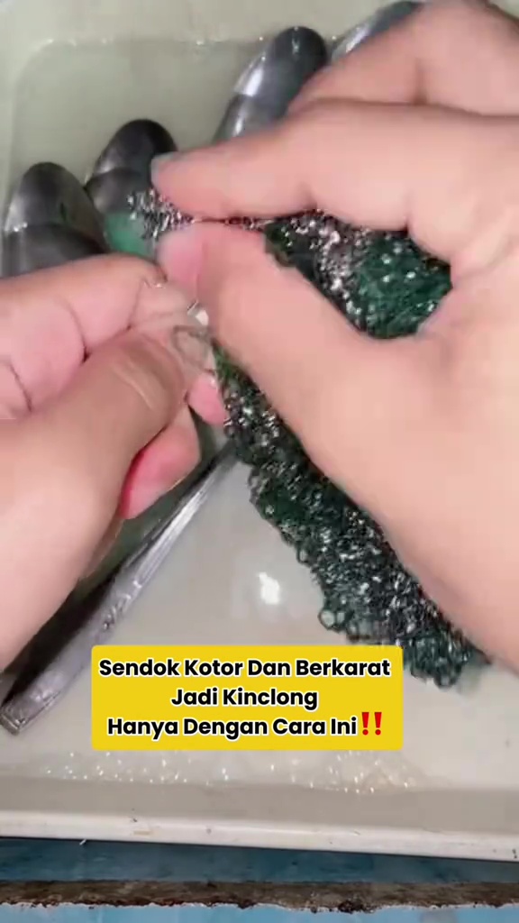 Punya sendok kotor dan berkarat? Jangan dibuang! Coba bersihkan pakai 2 bahan dapur ini biar kinclong