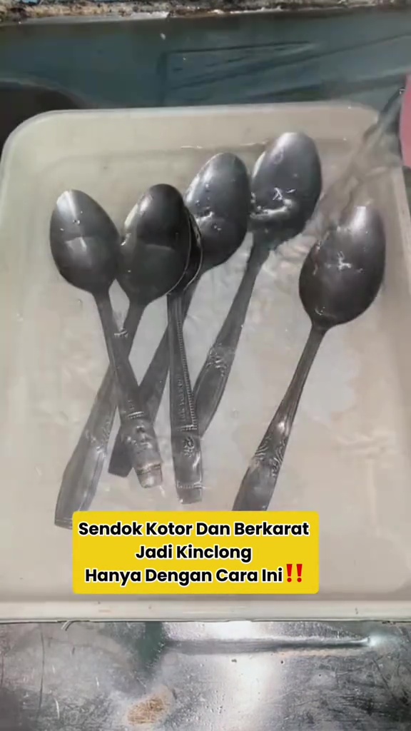 Punya sendok kotor dan berkarat? Jangan dibuang! Coba bersihkan pakai 2 bahan dapur ini biar kinclong