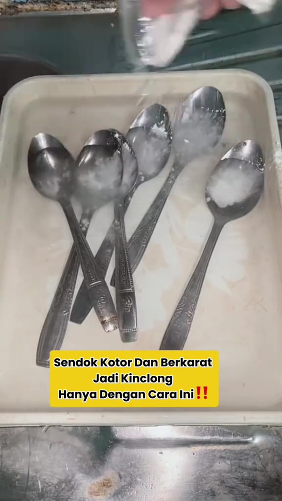 Punya sendok kotor dan berkarat? Jangan dibuang! Coba bersihkan pakai 2 bahan dapur ini biar kinclong