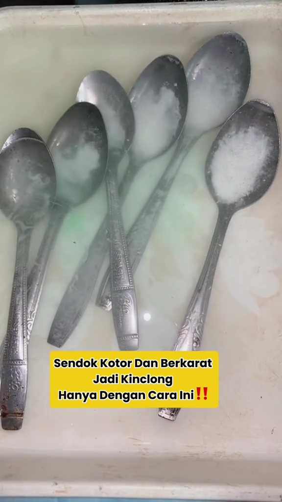 Punya sendok kotor dan berkarat? Jangan dibuang! Coba bersihkan pakai 2 bahan dapur ini biar kinclong