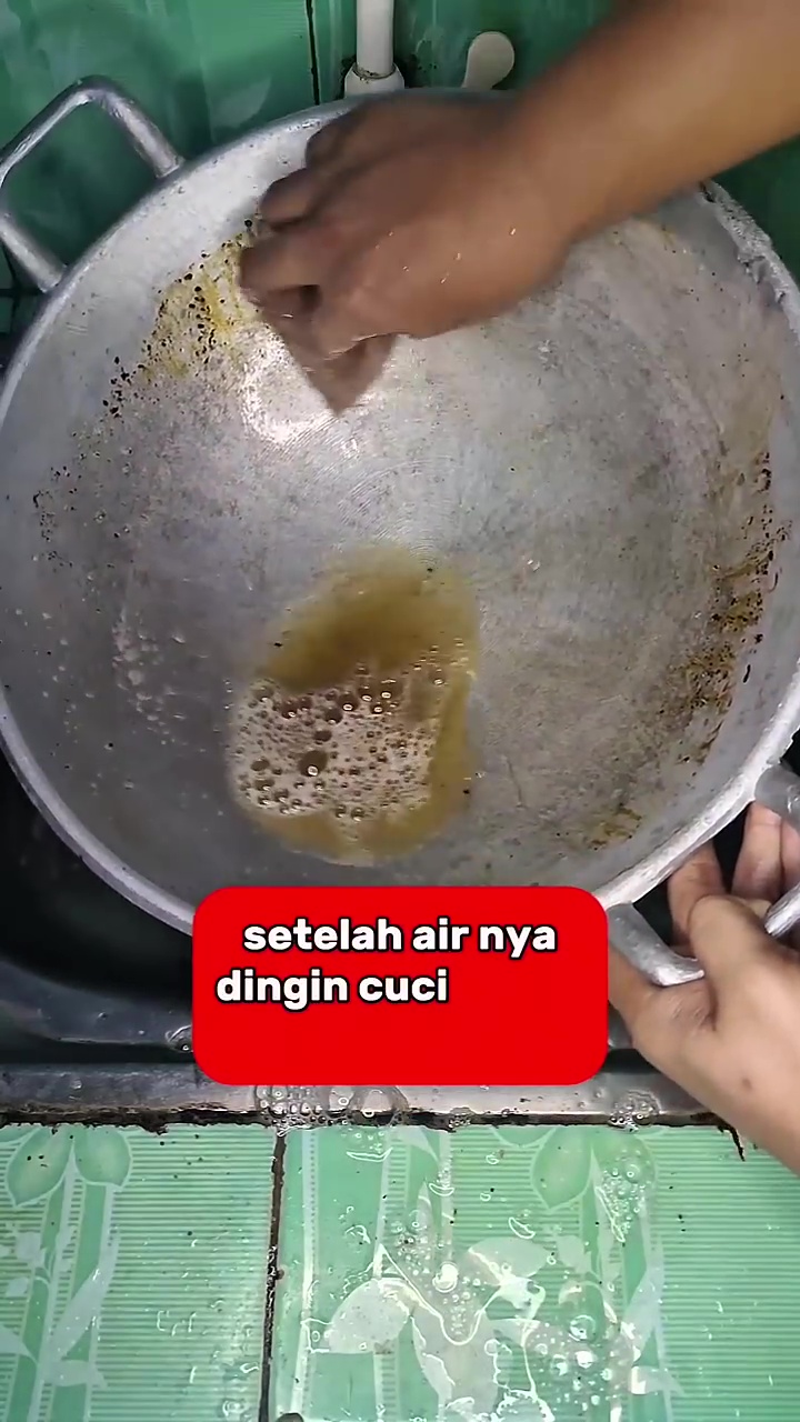 Wajan berminyak jangan cuma dicuci dengan sabun, tambahkan 1 bahan dapur ini agar lebih kesat maksimal