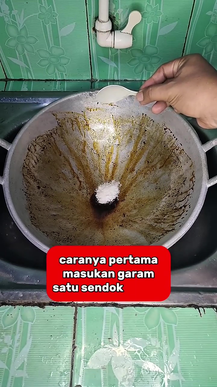 Wajan berminyak jangan cuma dicuci dengan sabun, tambahkan 1 bahan dapur ini agar lebih kesat maksimal