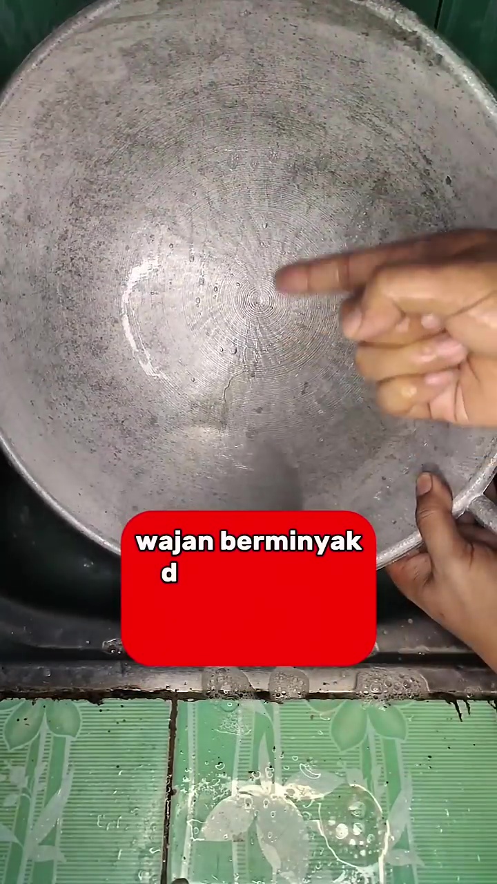 Wajan berminyak jangan cuma dicuci dengan sabun, tambahkan 1 bahan dapur ini agar lebih kesat maksimal