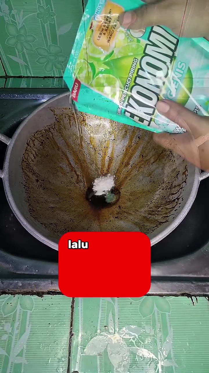 Wajan berminyak jangan cuma dicuci dengan sabun, tambahkan 1 bahan dapur ini agar lebih kesat maksimal