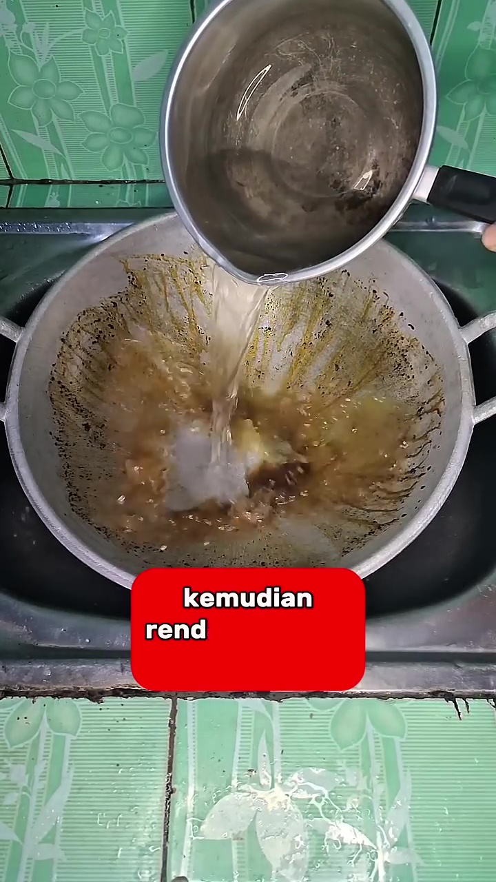 Wajan berminyak jangan cuma dicuci dengan sabun, tambahkan 1 bahan dapur ini agar lebih kesat maksimal