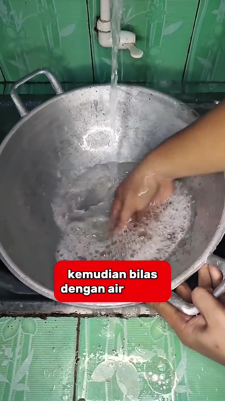 Wajan berminyak jangan cuma dicuci dengan sabun, tambahkan 1 bahan dapur ini agar lebih kesat maksimal