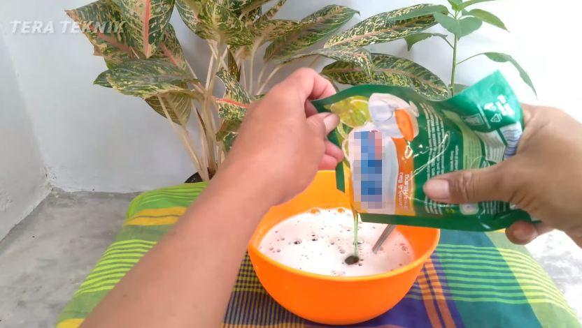 Nggak pakai cuka, cuma modal minuman ini kerak panci langsung rontok