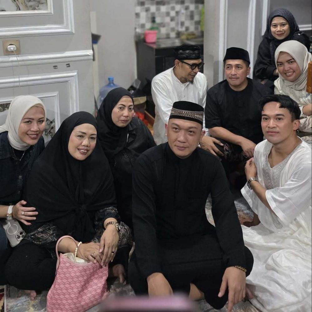 9 Potret tahlilan 7 hari Mpok Alpa, rumah mendiang sesak dipadati ribuan warga yang ingin doa bersama
