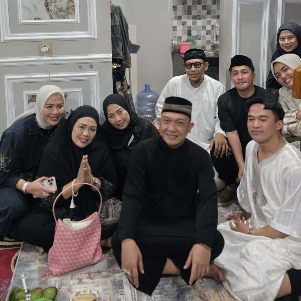 9 Potret tahlilan 7 hari Mpok Alpa, rumah mendiang sesak dipadati ribuan warga yang ingin doa bersama