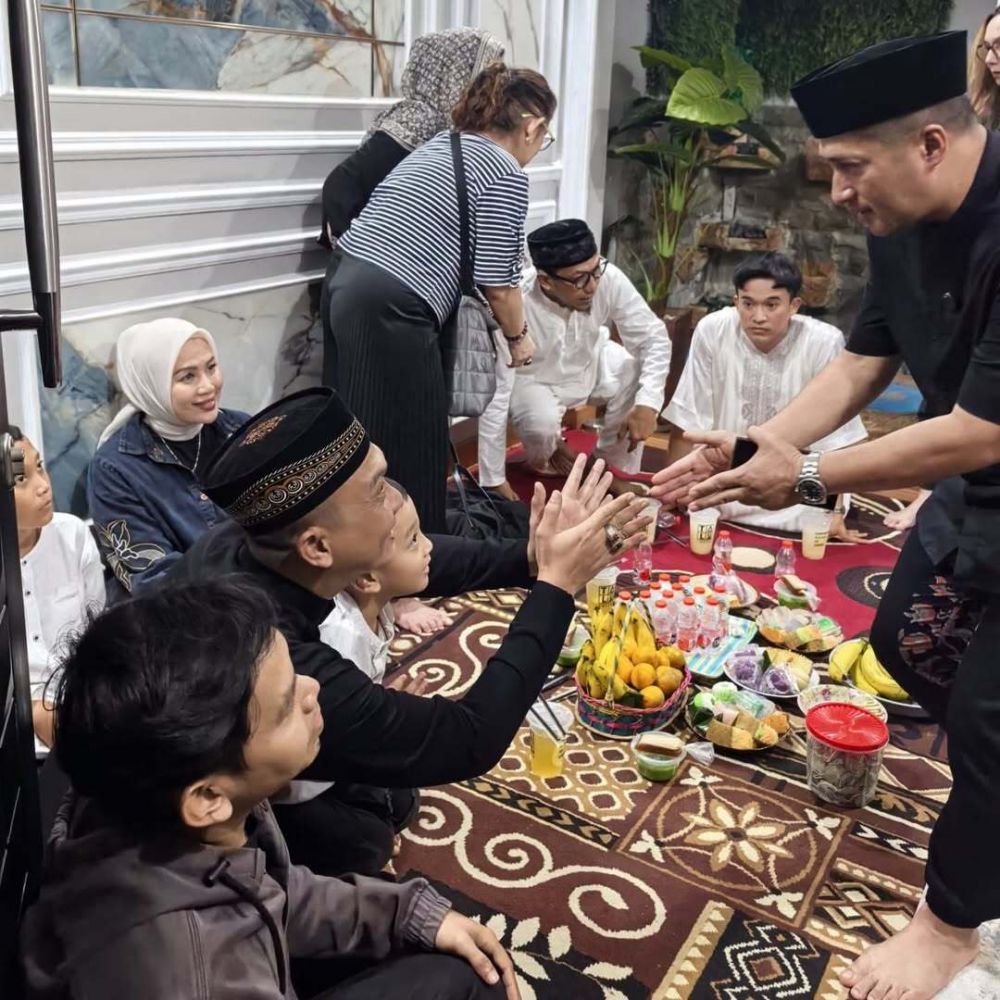 9 Potret tahlilan 7 hari Mpok Alpa, rumah mendiang sesak dipadati ribuan warga yang ingin doa bersama