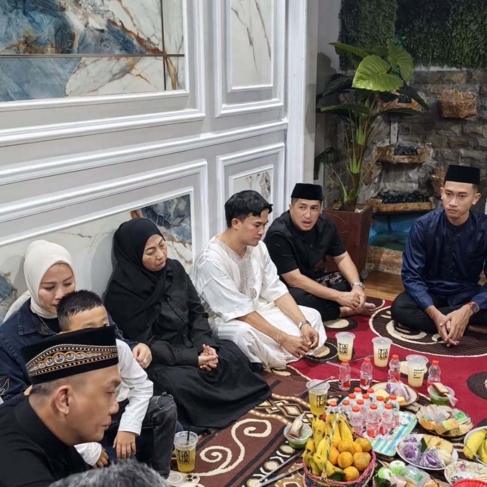 9 Potret tahlilan 7 hari Mpok Alpa, rumah mendiang sesak dipadati ribuan warga yang ingin doa bersama
