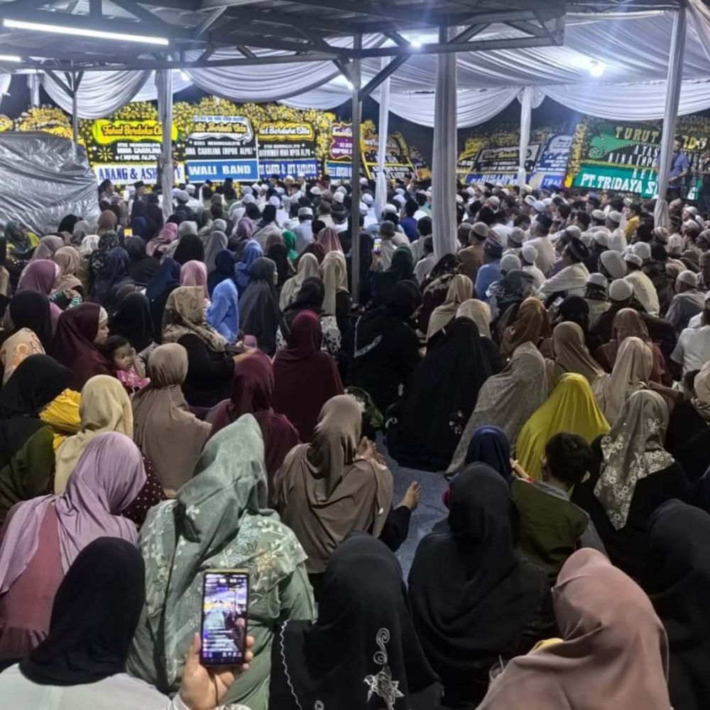 9 Potret tahlilan 7 hari Mpok Alpa, rumah mendiang sesak dipadati ribuan warga yang ingin doa bersama