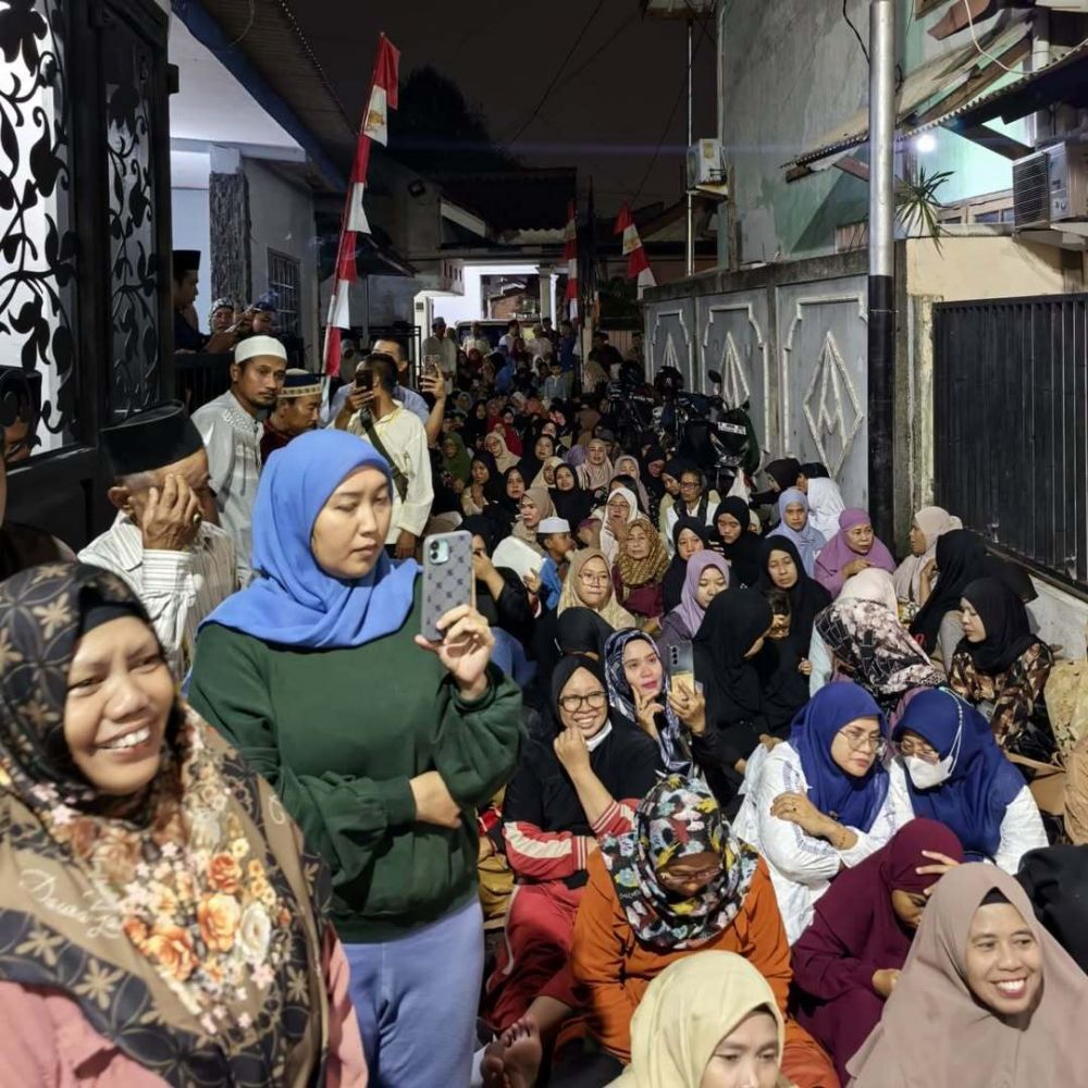 9 Potret tahlilan 7 hari Mpok Alpa, rumah mendiang sesak dipadati ribuan warga yang ingin doa bersama